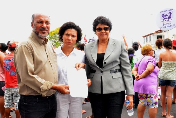 Secretária-de-Mulheres-e-representantes-da-Assembleia-Legislativa-assinaram-documento-em-solidariedade-às-jovens.