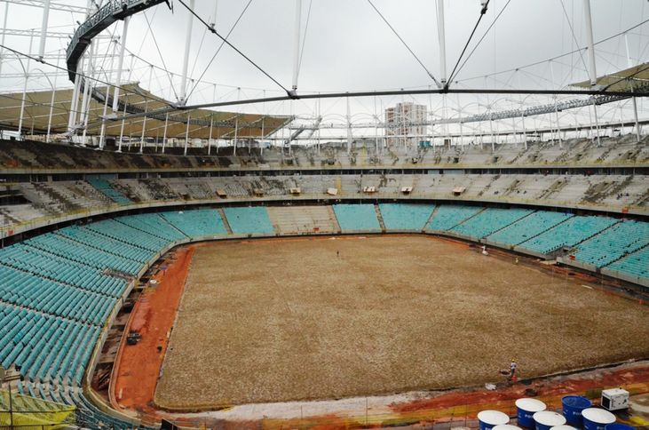 Arena Fonte Nova na fase de colocação do gramado, uma de suas últimas etapas