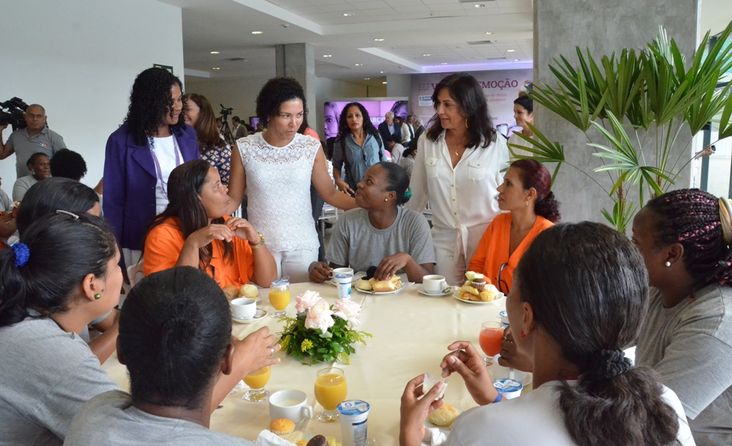 Secretária-de-Políticas-para-as-Mulheres-Lúcia-Barbosa-primeira-dama-Fátima-Mendonça-saúdam-as-mulheres-no-café