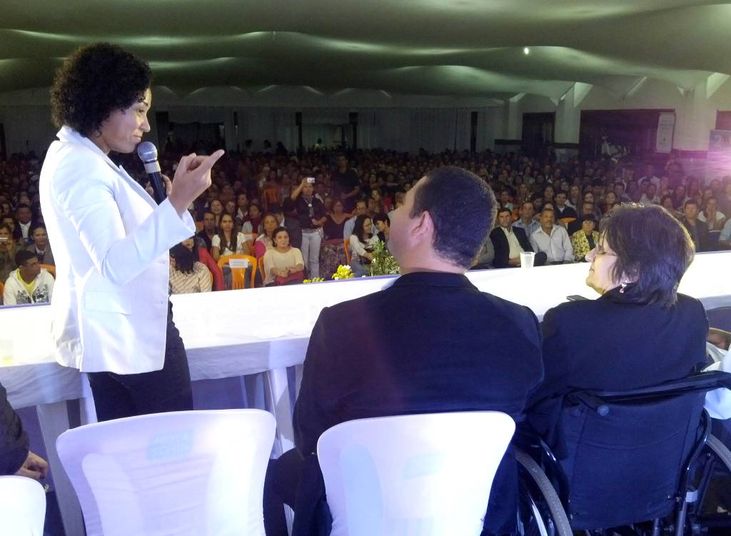 Secretária Lúcia Barbosa e prefeito Local acompanham Maria da Penha em palestra