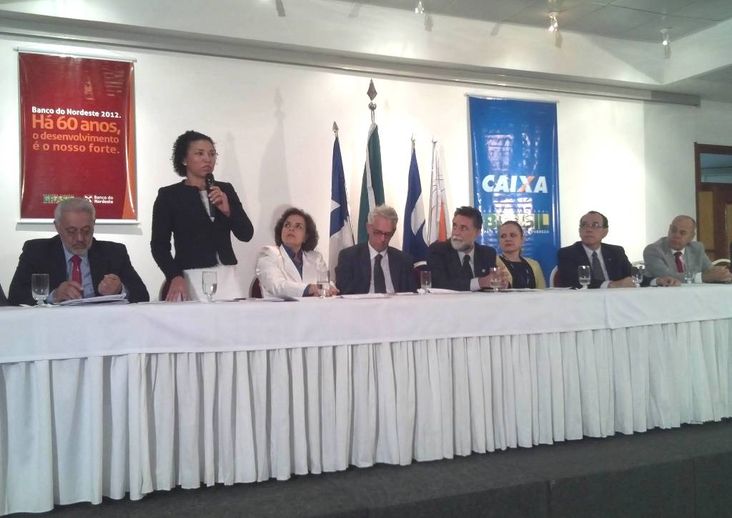 Secretária Lúcia BArbosa fala durante o evento