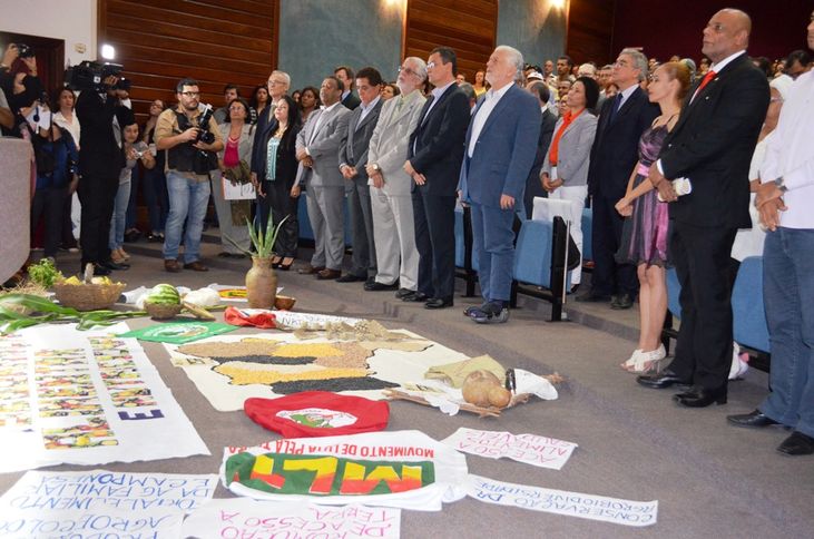 Solenidade-contou-com-apresentação-de-símbolos-e-mística-dos-movimentos-sociais