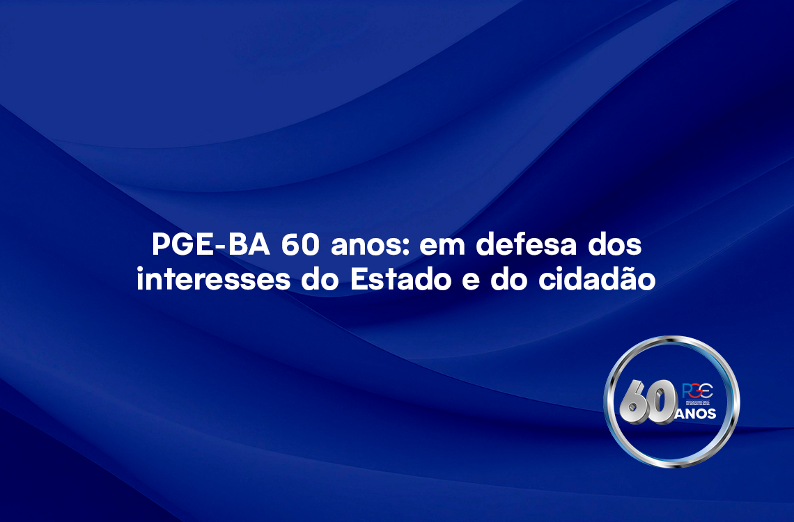 Imagem com fundo em tons de azul, com formas onduladas. No centro, em letras brancas, lê-se: “PGE-BA 60 anos: em defesa dos interesses do Estado e do cidadão”. No canto inferior direito, há um selo circular com o número “60” em destaque e a sigla PGE, indicando comemoração de 60 anos. 