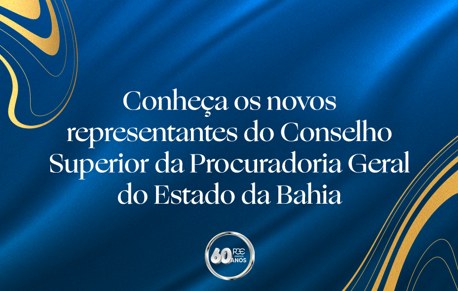 Imagem com fundo azul escuro e detalhes dourados nas laterais, formados por linhas curvas e formas abstratas. Ao centro, em letras brancas, está o texto: “Conheça os novos representantes do Conselho Superior da Procuradoria Geral do Estado da Bahia”. Na parte inferior central, há um selo circular prateado com “60 anos” e a identificação da PGE.