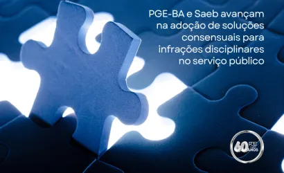 Imagem em tons de azul mostra peças de um quebra-cabeça encaixadas, com uma peça central em destaque, iluminada por uma luz branca ao fundo. No canto superior direito, está escrito: “PGE-BA e Saeb avançam na adoção de soluções consensuais para infrações disciplinares no serviço público”. No canto inferior direito, aparece um selo comemorativo de 60 anos.