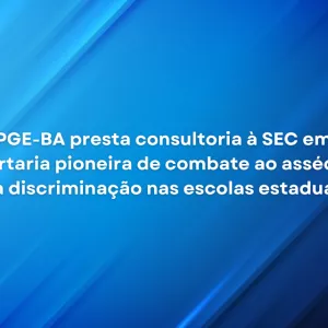 Imagem com fundo azul em diferentes tons e faixas diagonais. No centro, em letras brancas, está a seguinte frase: "PGE-BA presta consultoria à SEC em portaria pioneira de combate ao assédio e à discriminação nas escolas estaduais". No canto superior direito, aparece o texto "ASCOM / PGE-BA" em tamanho pequeno.