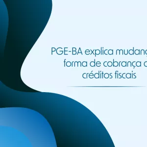 Cartaz com fundo azul claro e formas onduladas em tons de azul escuro no lado esquerdo. No centro, está escrito em letras azul-escuras: "PGE-BA explica mudança na forma de cobrança de créditos fiscais". No canto inferior direito, aparece o logotipo da PGE-BA (Procuradoria Geral do Estado da Bahia). O design é limpo e moderno, com foco na informação.
