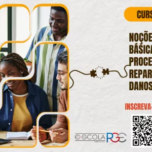 A imagem é um cartaz de divulgação de um curso online chamado "Noções Básicas de Processo de Reparação de Danos". À esquerda, há fotos de quatro pessoas estudando juntas em frente a um notebook. À direita, em letras grandes, está o título do curso. Acima, um selo laranja com a frase "Curso Online". Abaixo, em vermelho, está escrito "Inscreva-se aqui", seguido de um QR code. No canto inferior, aparecem os logos da Escola Virtual e da PGE-BA. O fundo é claro, com elementos gráficos conectando texto e imagem.