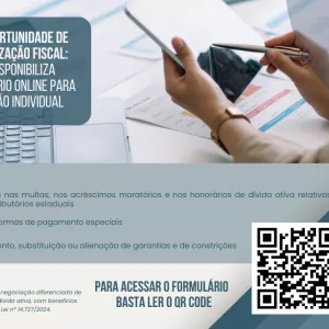 A imagem mostra um folheto informativo sobre uma nova oportunidade de regularização fiscal da PGE-BA. Na parte superior, há um texto destacando a disponibilização de um formulário online para transação individual. Abaixo, estão listados os benefícios, como descontos nas multas e prazos especiais de pagamento. Na parte inferior direita, aparece um QR Code para acessar o formulário. No fundo, vemos uma mesa de trabalho com um computador e documentos. O logotipo da PGE-BA está no canto inferior direito.