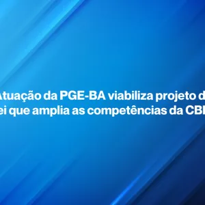 A imagem apresenta um fundo azul com linhas diagonais em tons variados de azul. Em destaque, há o título em letras brancas: "Atuação da PGE-BA viabiliza projeto de lei que amplia as competências da CBPM". O texto está centralizado e tem uma tarja pequena em vermelho. A composição é moderna e limpa, com um estilo visual profissional e institucional.