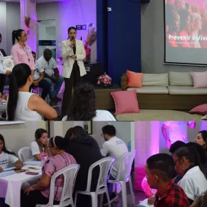 A imagem mostra dois momentos de um evento sobre o Outubro Rosa. Na parte superior, uma mulher fala ao microfone diante de um público sentado; atrás dela há uma tela com a frase “Prevenir é viver – A luta contra o câncer de mama” e o fundo rosa com mulheres usando lenços. Ao lado, pessoas observam atentamente. O ambiente tem decoração em tons de rosa e flores. Na parte inferior, grupos de pessoas sentadas em mesas conversam e preenchem papéis, em um espaço também decorado com luz rosa e flores.
