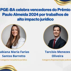 A imagem mostra um fundo claro com detalhes em azul e dourado nas bordas. No topo, há um texto anunciando que a PGE-BA celebra os vencedores do Prêmio Paulo Almeida 2024. Abaixo, aparecem duas fotos em molduras circulares. À esquerda, uma mulher sorridente de cabelos longos, vestindo blazer claro. À direita, um homem sorridente de terno escuro e gravata vermelha. Sob cada foto, aparecem seus nomes e as categorias dos prêmios.