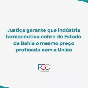 Imagem com fundo branco e detalhes gráficos em tons de verde-azulado nas bordas superior direita e inferior esquerda, em formato curvo. No centro, há um texto em letras verdes que diz: “Justiça garante que indústria farmacêutica cobre do Estado da Bahia o mesmo preço praticado com a União”. Na parte inferior central, aparece o logotipo da PGE, com as letras P, G e E estilizadas em azul, vermelho e cinza, e abaixo a identificação: Procuradoria Geral do Estado da Bahia.