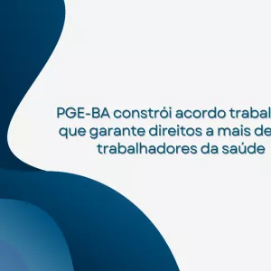 Imagem com fundo branco. À esquerda e na parte inferior, há formas abstratas curvas em tons de azul escuro e azul claro, lembrando ondas. No centro à direita, em letras azul-esverdeadas, está o texto: “PGE-BA constrói acordo trabalhista que garante direitos a mais de 500 trabalhadores da saúde”. No canto superior direito, aparece a sigla “ASCOM/PGE-BA” em letras pequenas e claras. Não há pessoas na imagem.