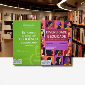 Imagem de uma biblioteca com estantes cheias de livros dos dois lados, formando um corredor. Ao centro, aparecem duas capas de livros ampliadas. À esquerda, um livro verde com o título “Estatuto da Pessoa com Deficiência Comentado”. À direita, um livro colorido, com ilustrações de rostos diversos, intitulado “Diversidade e Equidade”. Abaixo da imagem, há o texto: “Biblioteca Dinorá Quaresma amplia acervo com obras sobre diversidade, equidade e direitos das pessoas com deficiência”.