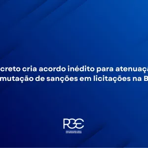 Imagem com fundo azul em tons variados, formando faixas diagonais. À esquerda, há um detalhe vertical vermelho com cantos arredondados. No centro, em letras brancas, lê-se: “Decreto cria acordo inédito para atenuação e comutação de sanções em licitações na Bahia”. Na parte inferior, aparece o logotipo da PGE, Procuradoria Geral do Estado da Bahia, também em branco.