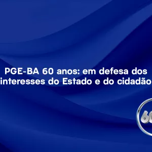 Imagem com fundo em tons de azul, com formas onduladas. No centro, em letras brancas, lê-se: “PGE-BA 60 anos: em defesa dos interesses do Estado e do cidadão”. No canto inferior direito, há um selo circular com o número “60” em destaque e a sigla PGE, indicando comemoração de 60 anos. 