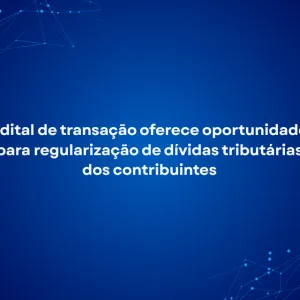 Imagem com fundo azul em degradê, do azul mais escuro nas bordas ao azul mais claro no centro. No topo esquerdo e no canto inferior direito, há linhas finas conectadas por pequenos pontos luminosos, formando uma representação gráfica de rede. Ao centro, em letras brancas grandes e destacadas, está o texto: “Edital de transação oferece oportunidade para regularização de dívidas tributárias dos contribuintes”.