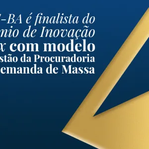 Imagem com fundo azul-escuro e, à direita, um grande símbolo dourado em formato geométrico. À esquerda, em letras brancas, está o texto: “PGE-BA é finalista do Prêmio de Inovação J.Ex com modelo de gestão da Procuradoria de Demanda de Massa”. No canto inferior esquerdo, há um selo circular prateado com a indicação “60 anos PGE-BA”.