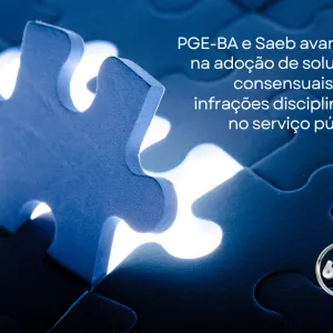 Imagem em tons de azul mostra peças de um quebra-cabeça encaixadas, com uma peça central em destaque, iluminada por uma luz branca ao fundo. No canto superior direito, está escrito: “PGE-BA e Saeb avançam na adoção de soluções consensuais para infrações disciplinares no serviço público”. No canto inferior direito, aparece um selo comemorativo de 60 anos.