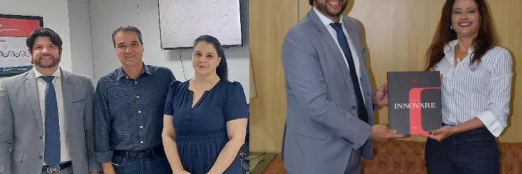 Imagem dividida em duas partes. À esquerda, três pessoas em um escritório iluminado: um homem de terno cinza e gravata azul, um homem de camisa xadrez azul escura e calça jeans, e uma mulher de vestido azul. Ao fundo, TV com gráficos e lousa branca. À direita, o mesmo homem de terno entrega um livro preto e vermelho com o título “INNOVARE” a uma mulher de camisa branca listrada e calça jeans.