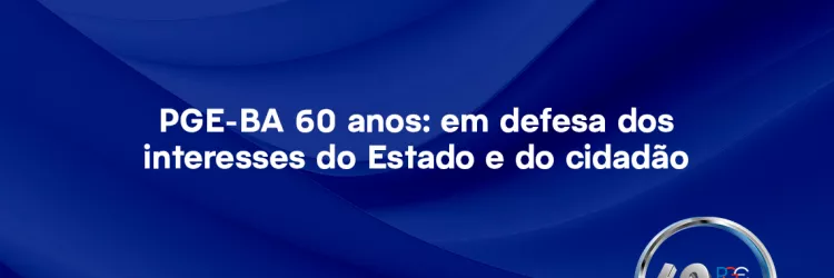 Imagem com fundo em tons de azul, com formas onduladas. No centro, em letras brancas, lê-se: “PGE-BA 60 anos: em defesa dos interesses do Estado e do cidadão”. No canto inferior direito, há um selo circular com o número “60” em destaque e a sigla PGE, indicando comemoração de 60 anos. 