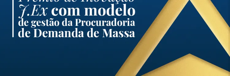 Imagem com fundo azul-escuro e, à direita, um grande símbolo dourado em formato geométrico. À esquerda, em letras brancas, está o texto: “PGE-BA é finalista do Prêmio de Inovação J.Ex com modelo de gestão da Procuradoria de Demanda de Massa”. No canto inferior esquerdo, há um selo circular prateado com a indicação “60 anos PGE-BA”.