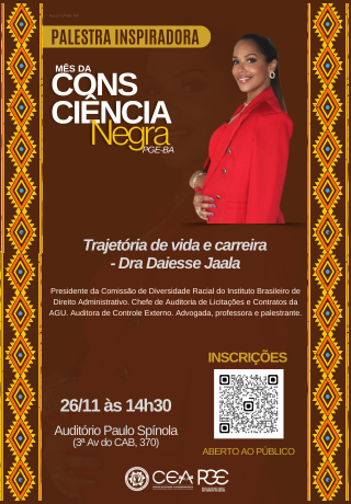 Card digital em tons de marrom e amarelo, com detalhes coloridos em padrão africano nas bordas laterais. À direita, há uma mulher sorridente, de pele escura, vestindo um blazer vermelho. O texto informa: “Palestra Inspiradora – Mês da Consciência Negra PGE-BA”. Tema: “Trajetória de vida e carreira – Dra. Daiesse Jaala”. O evento será em 26/11, às 14h30, no Auditório Paulo Spínola. Há um QR Code para inscrições e os logotipos do CEA e da PGE-BA na parte inferior.