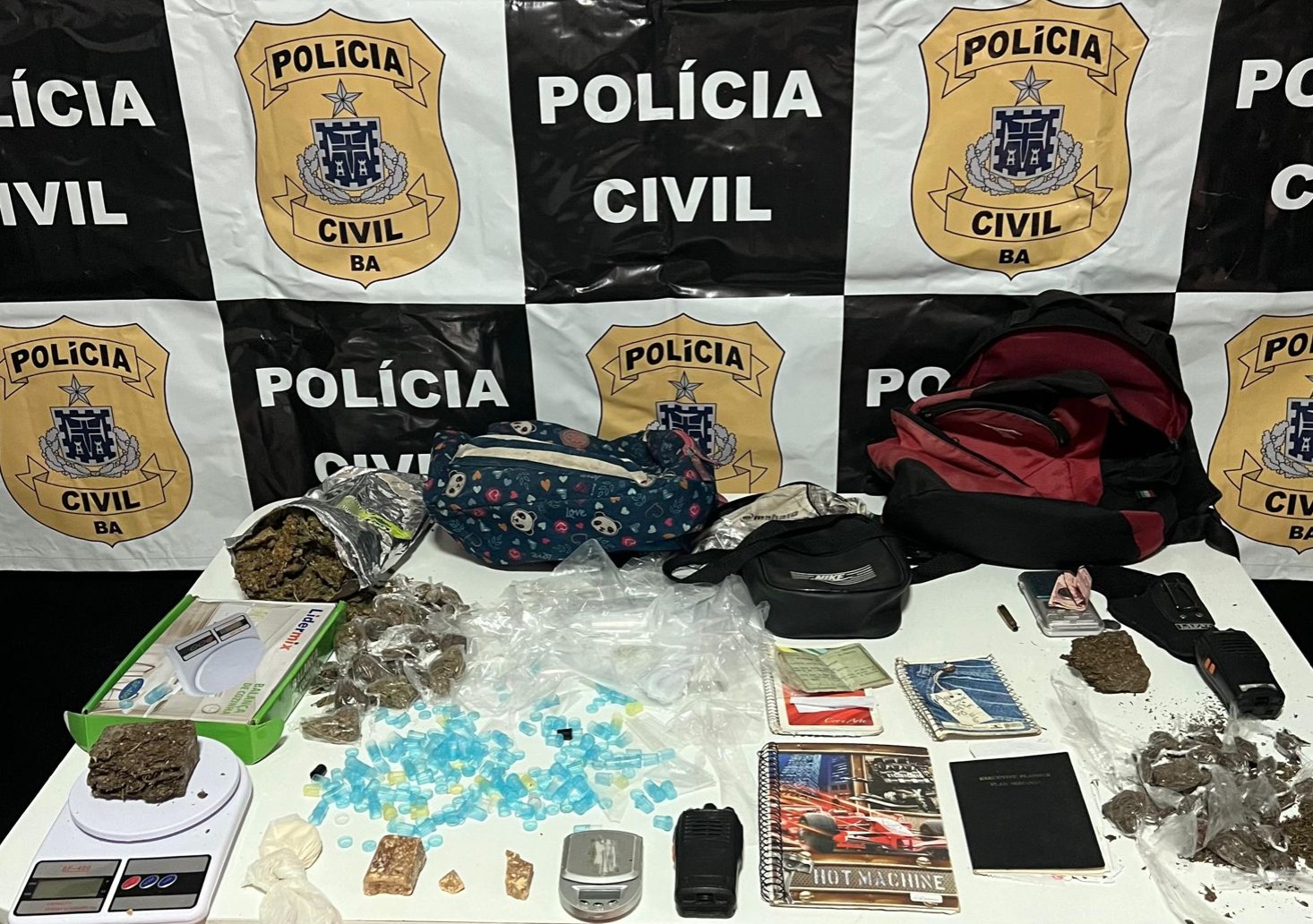 Rádios comunicadores, cadernetas com anotações do tráfico e embalagens para acondicionar entorpecentes também foram apreendidos