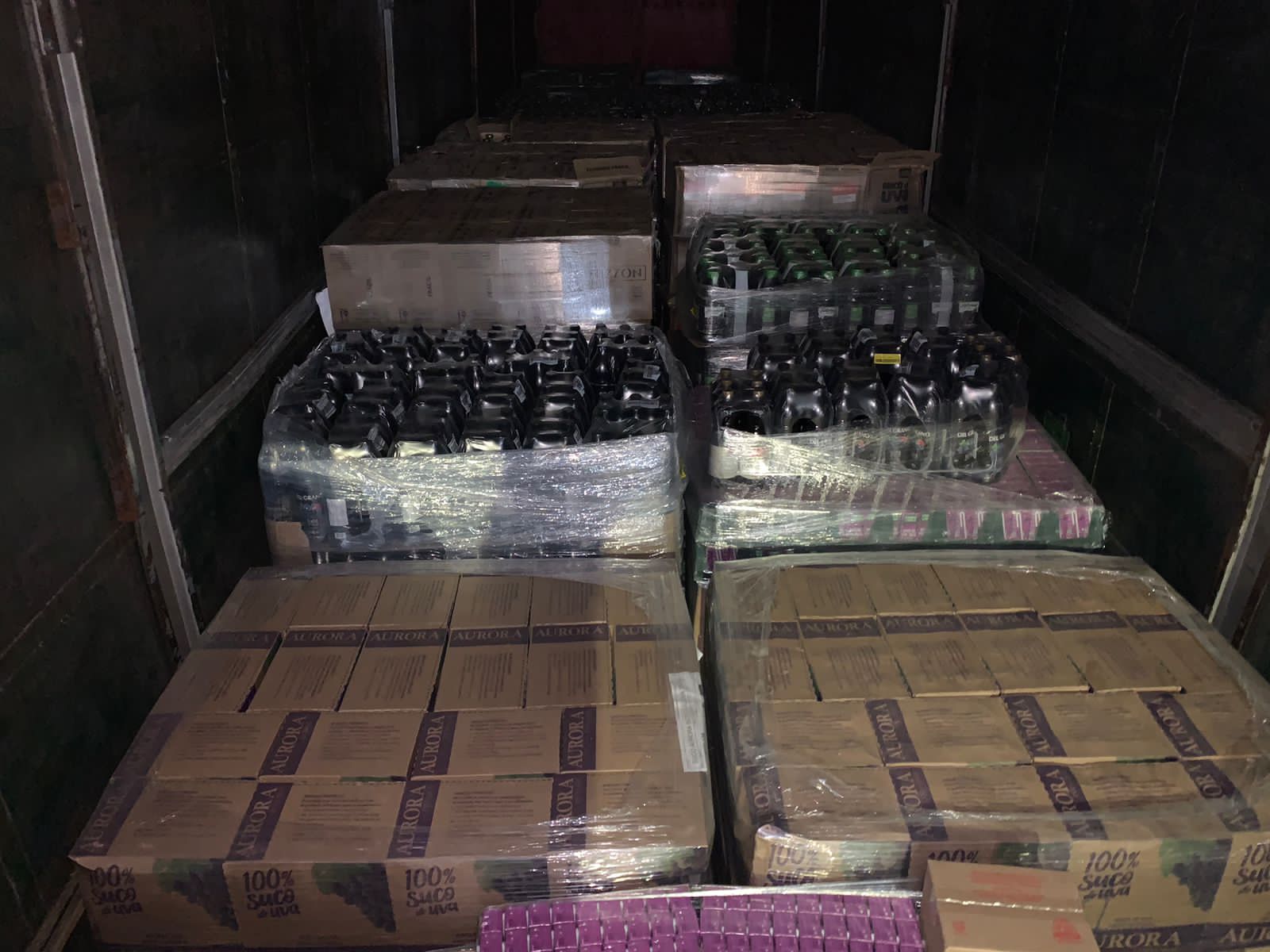 O caminhão com os produtos avaliados em R$ 244 mil foi localizado logo após o roubo