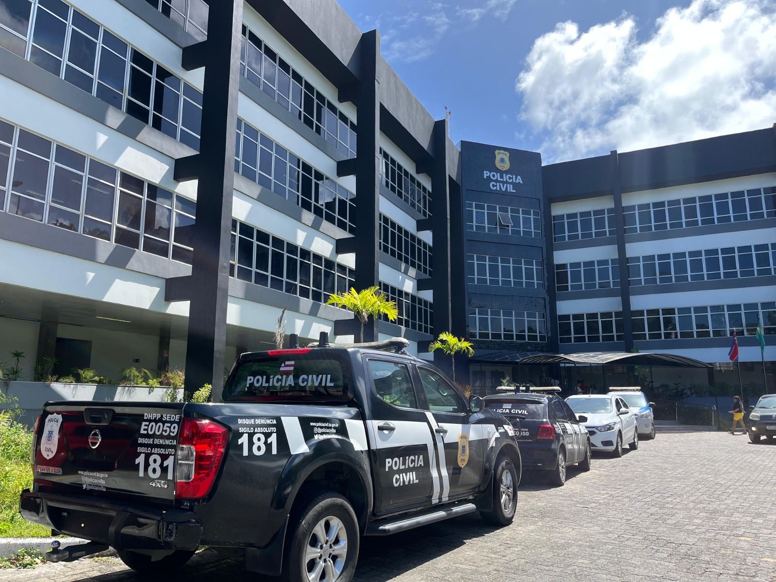 Viatura da PCBA em frente ao Departamento de Polícia