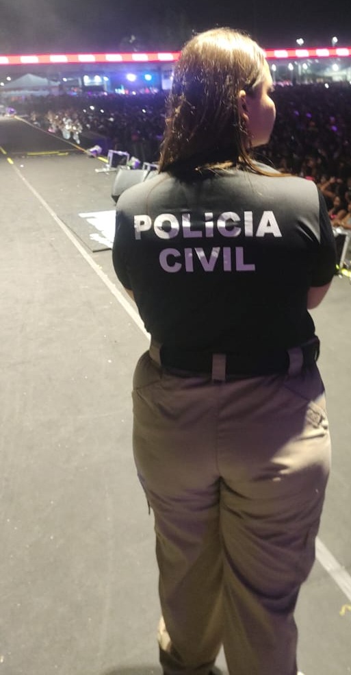 Policial civil no palco em prontidão