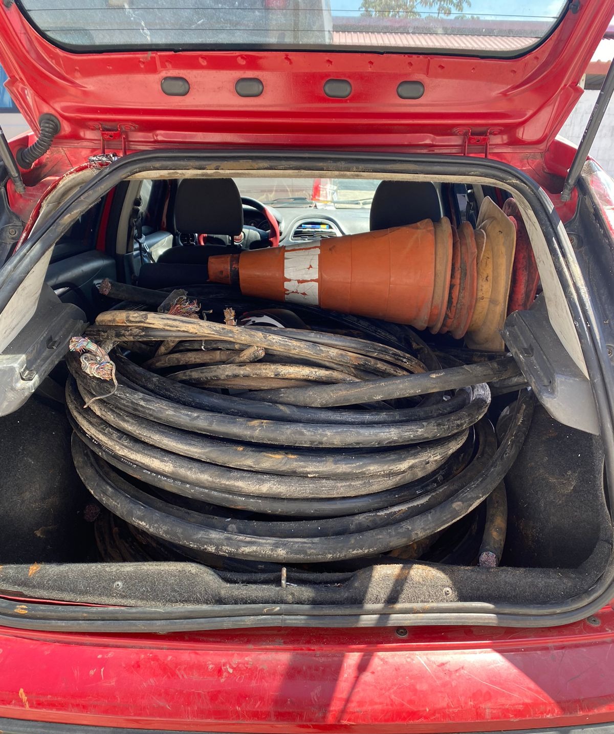 Porta-malas do veículo apreendido com materiais