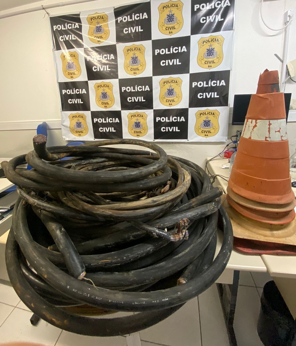 Cabos e cones apreendidos