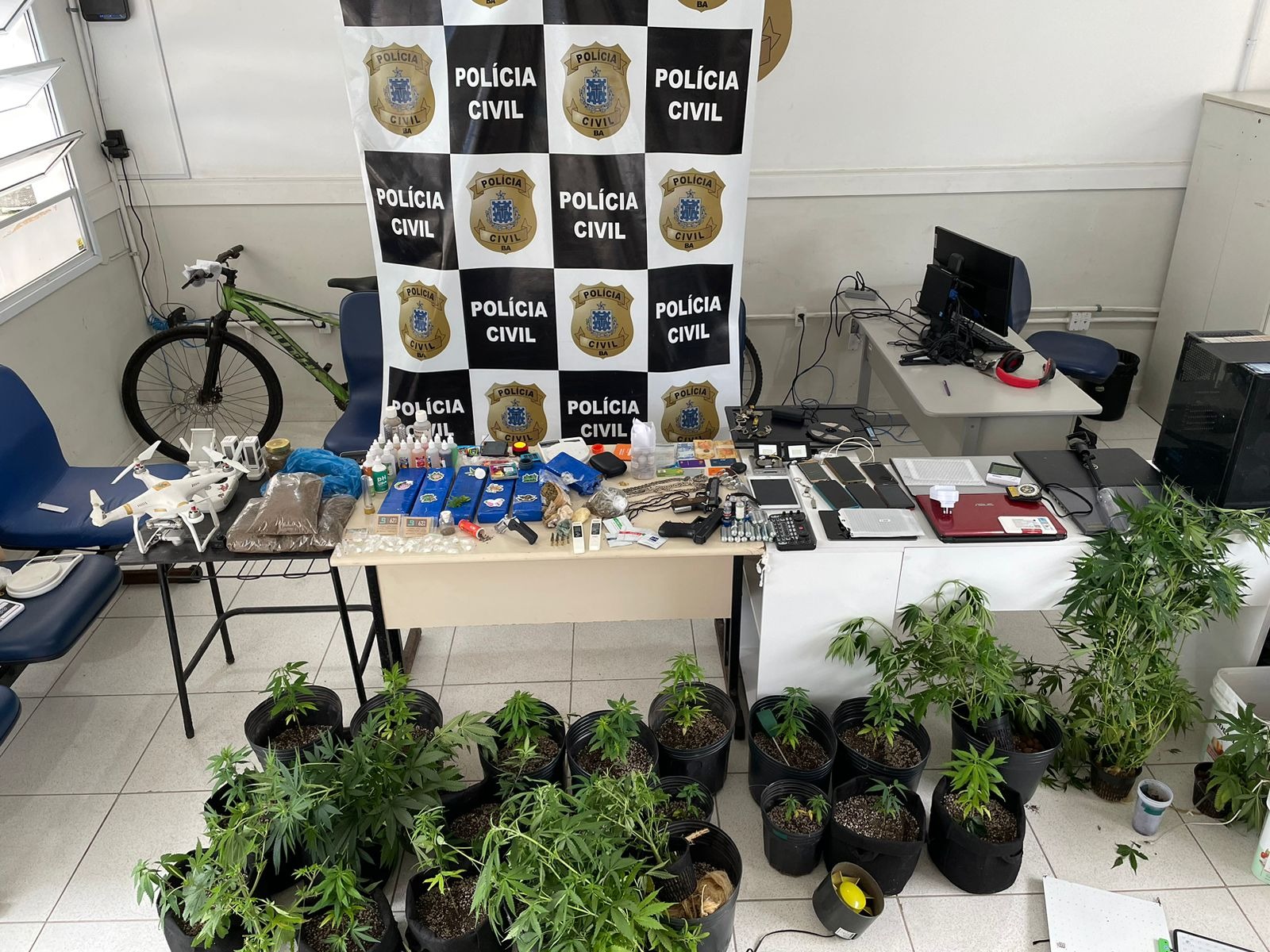 Materiais apreendidos na delegacia