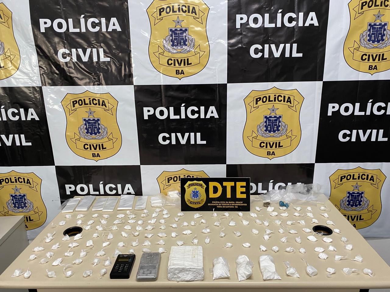 Drogas e outros materiais apreendidos em delegacia.