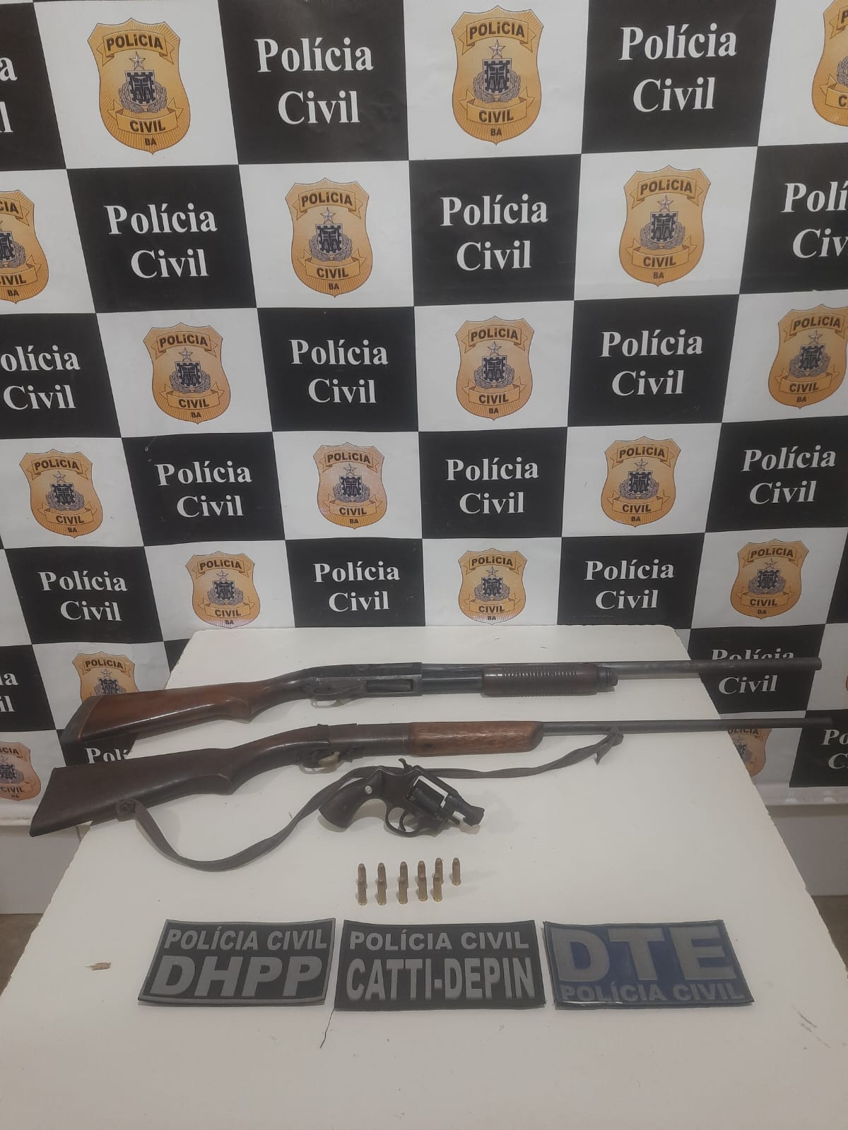 Armas apreendidas na delegacia