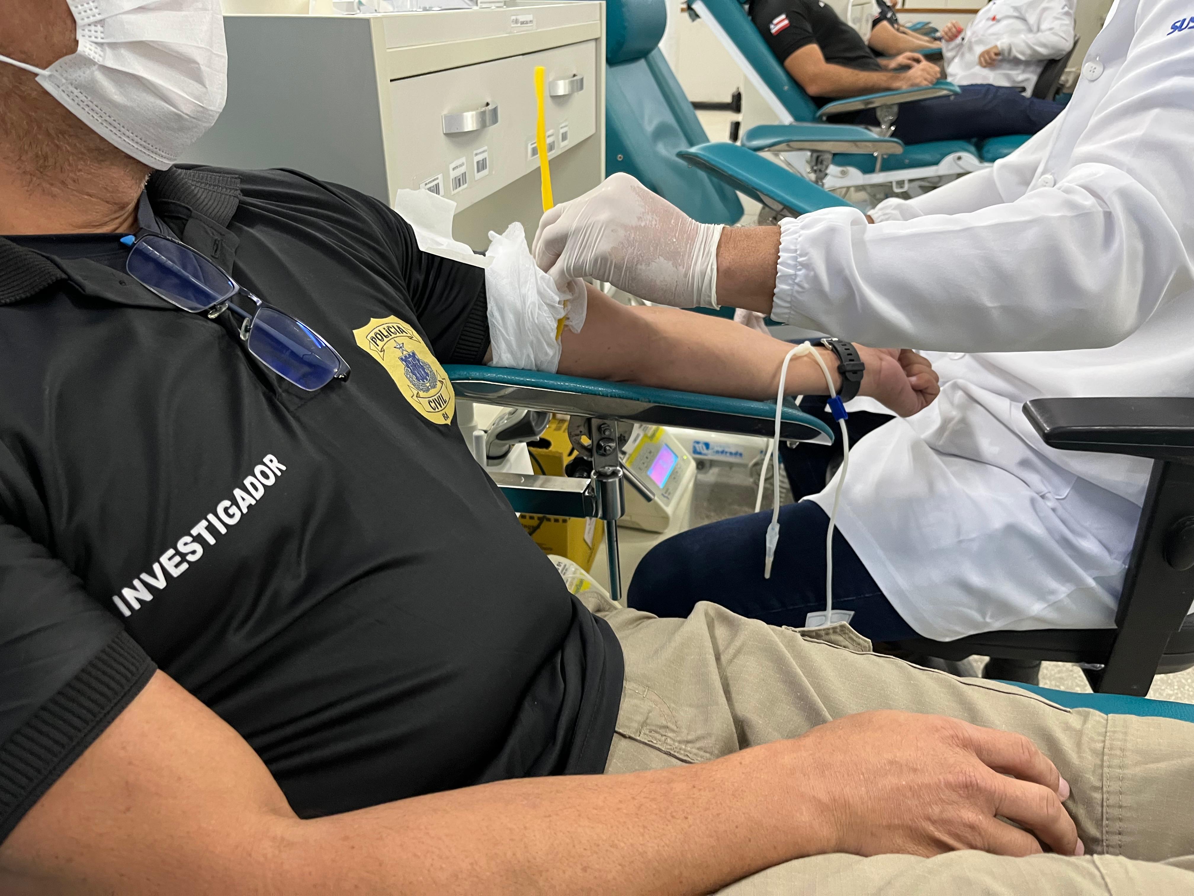 Policial civil doando sangue
