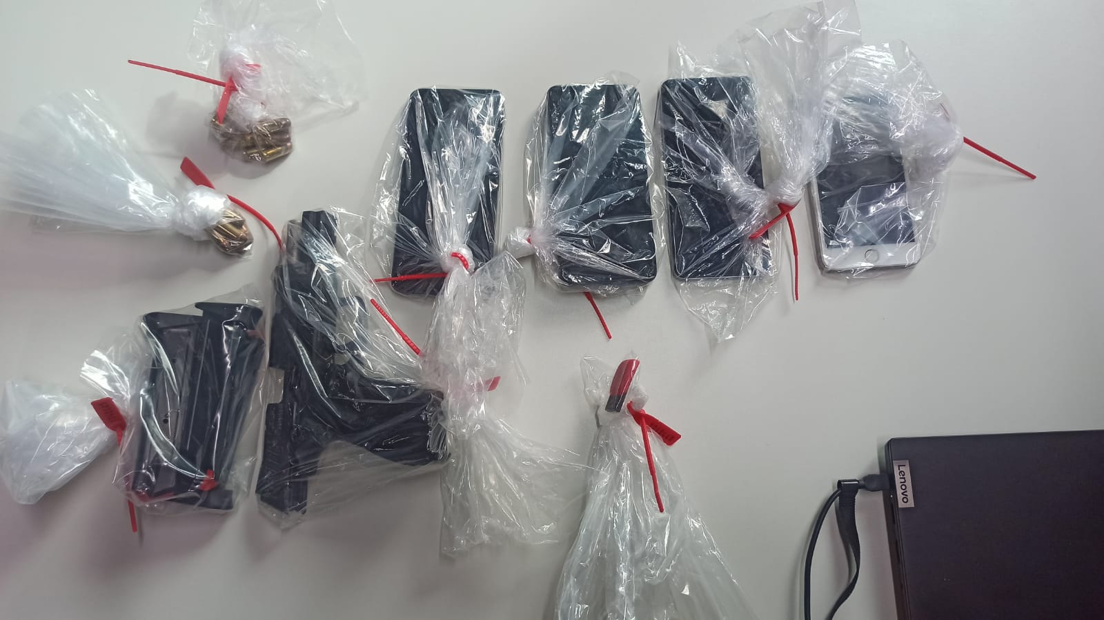 Celulares e pistola apreendidos