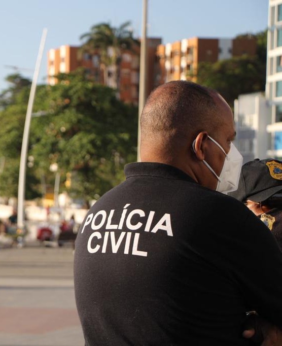Policial civil em campo