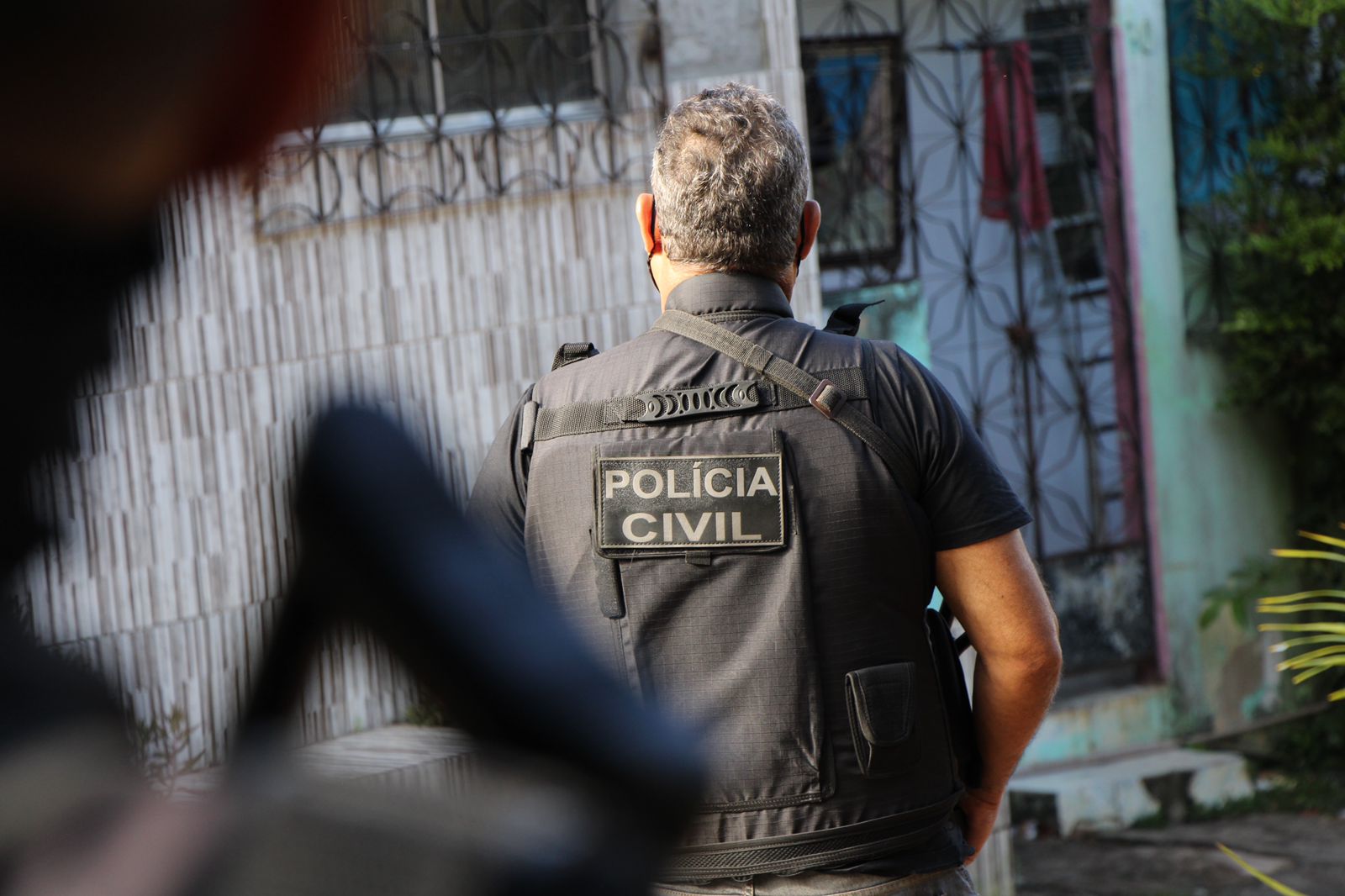 Policial civil em rua