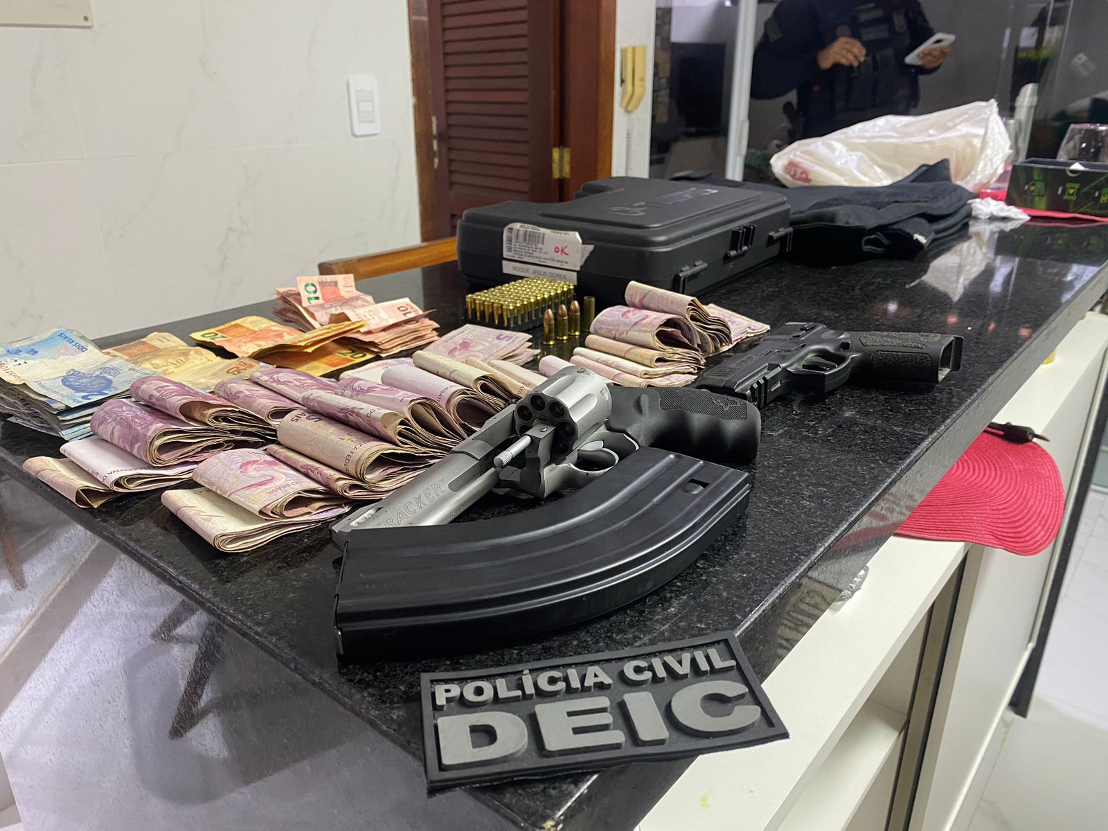 Armas e dinheiro apreendidos