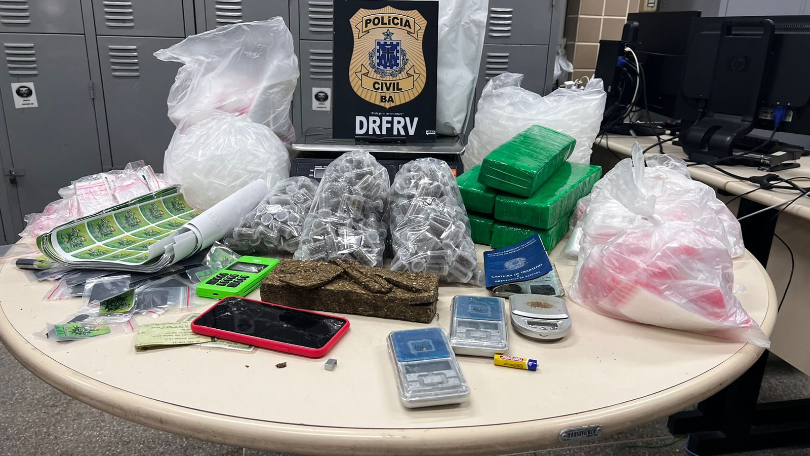 Drogas, celular, balança e outros materiais apreendidos