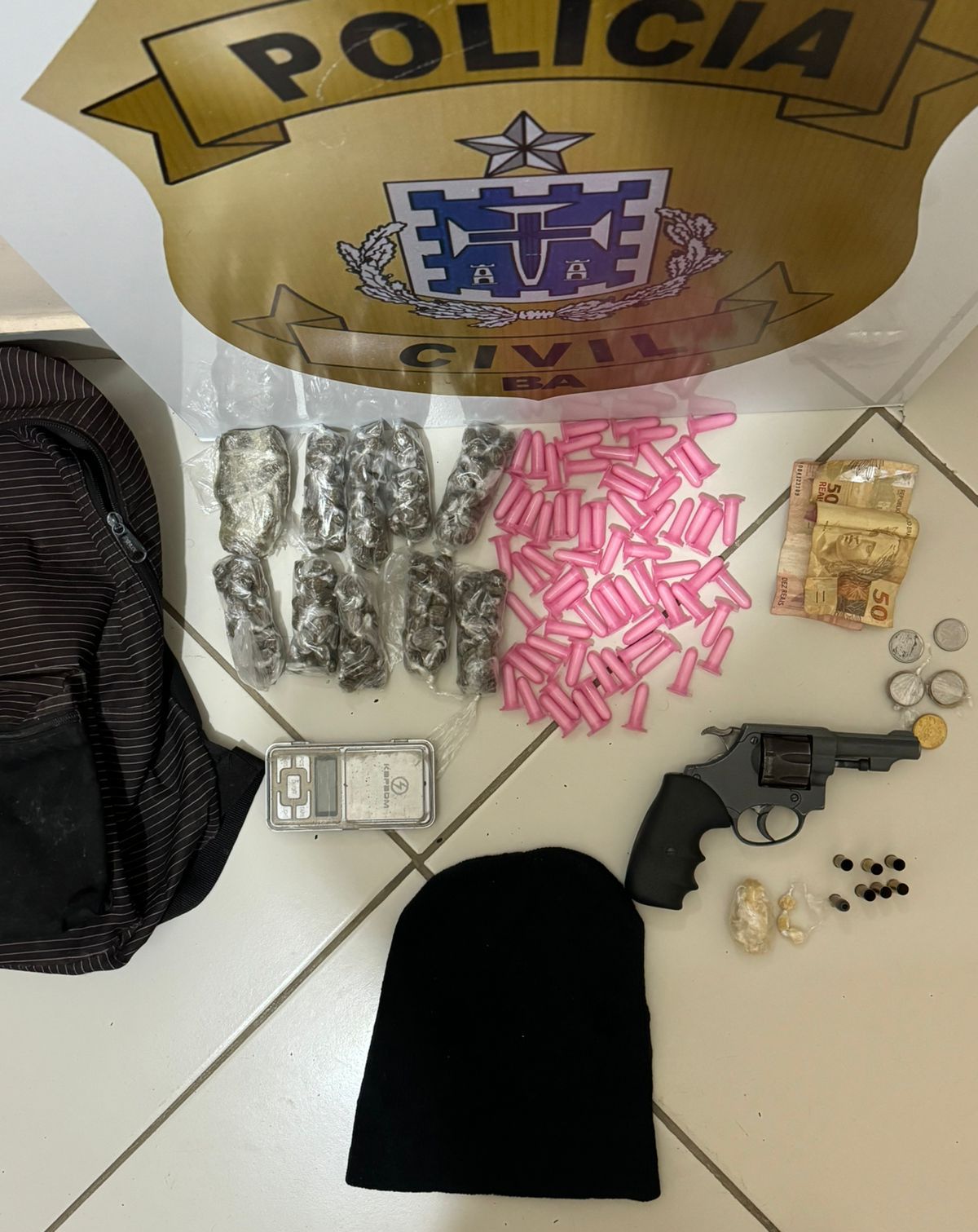 Drogas e arma apreendidas