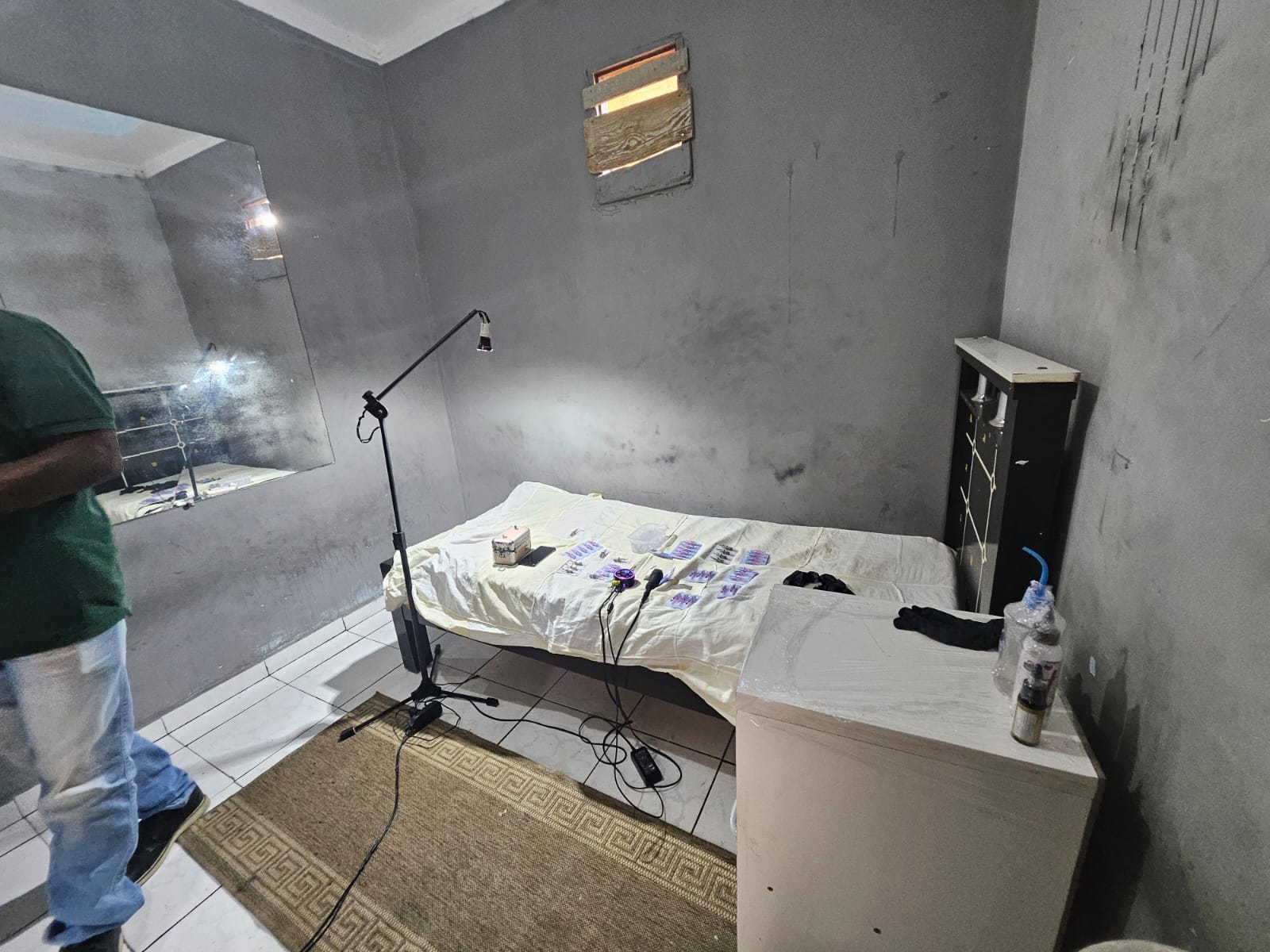 Estúdio de tatuagem clandestino