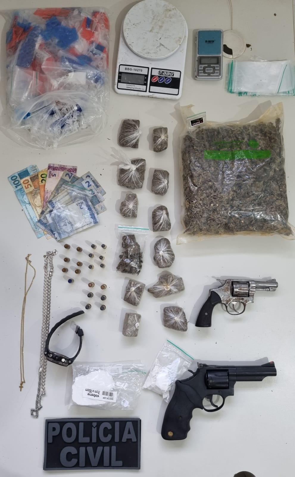 Drogas e armas apreendidas