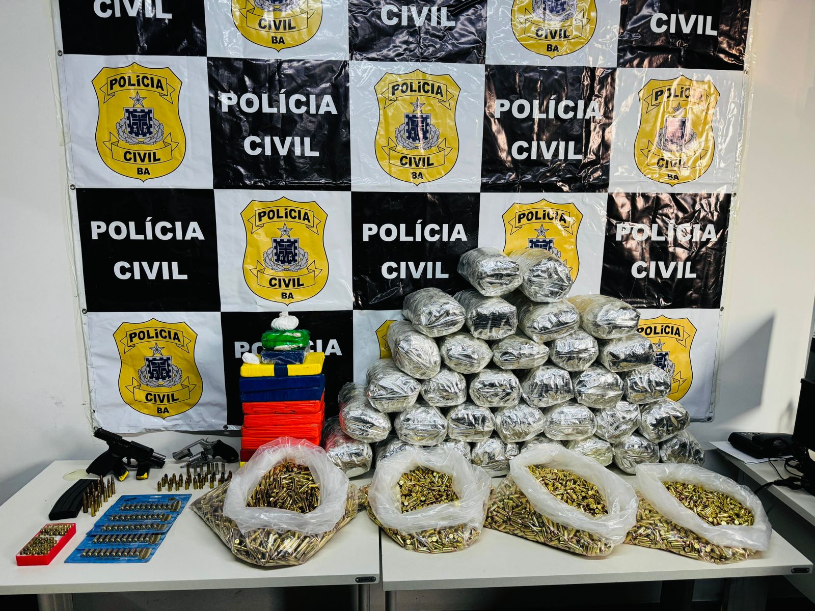 Drogas e armas apreendidas na operação