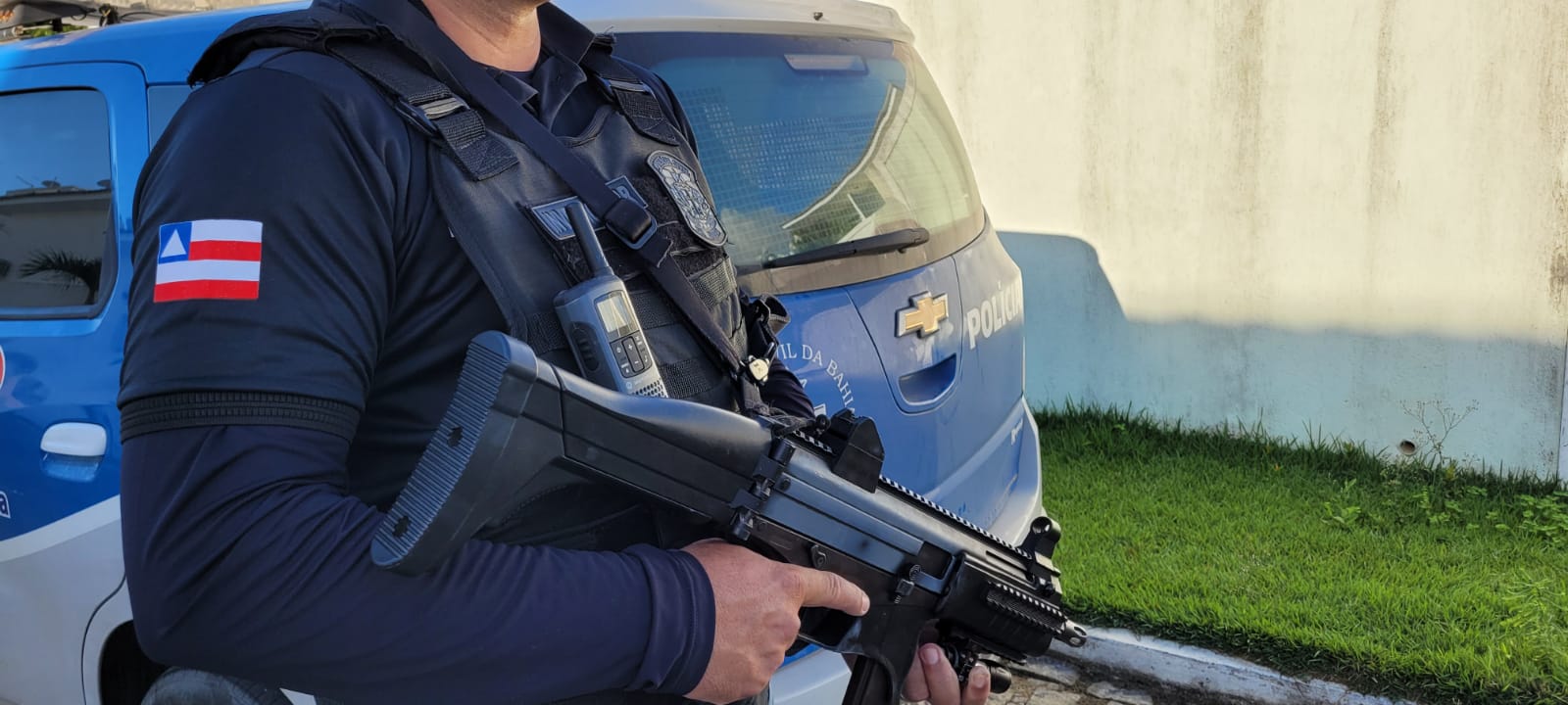 Policial portando um fuzil