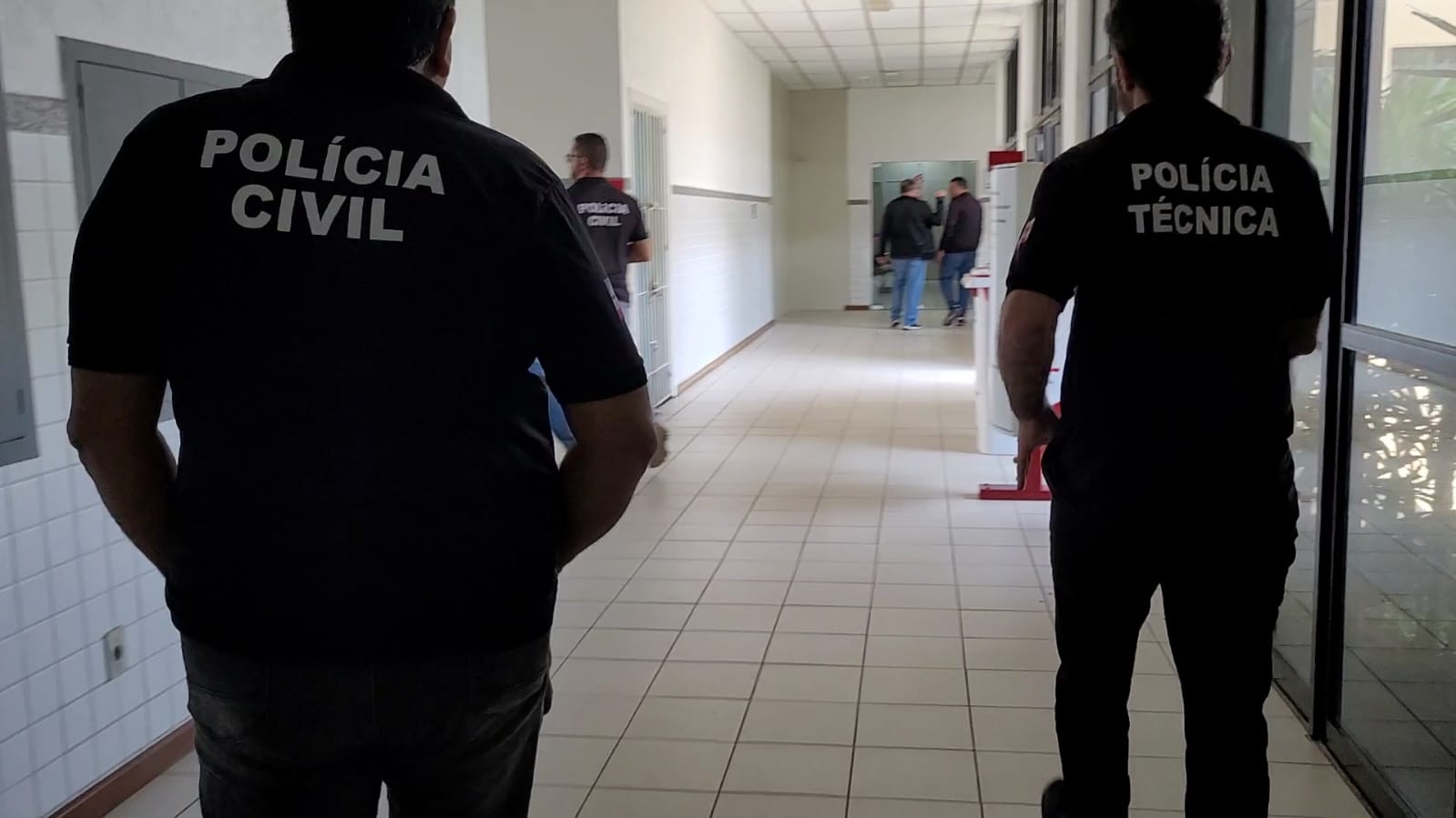 Policiais Civis e Policiais do DPT no consultório