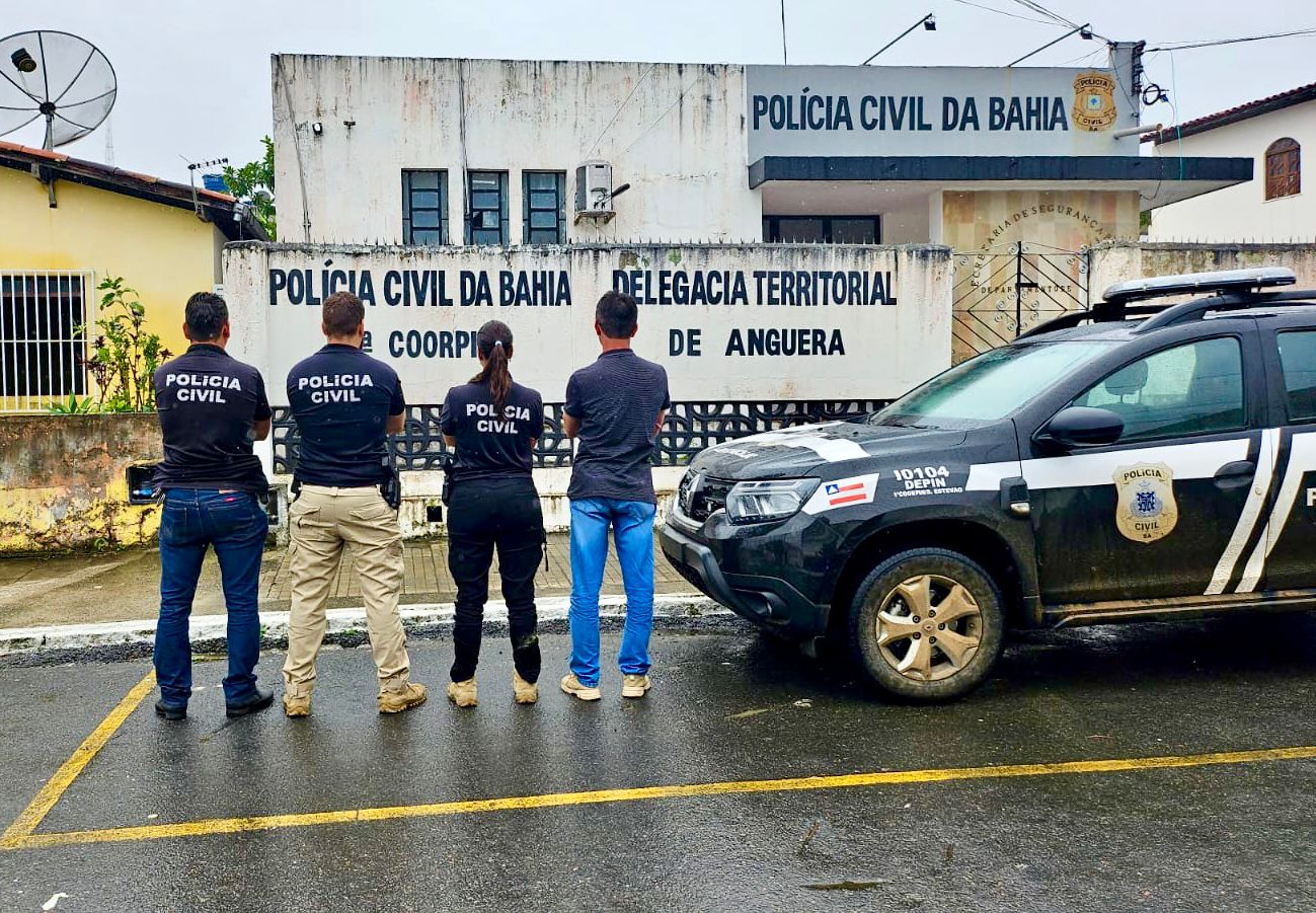 Policiais em frente à delegacia